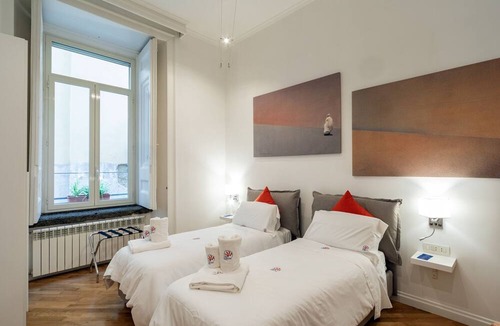 Chiaia Apartment | Warm and welcoming apartment, ideal for families or groups of friends.
