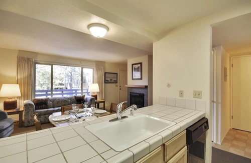 Lake Forest Condo | Affordable Condo- Shared Hoa Hot Tub- Walk to Lake