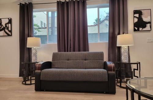 Pico - Robertson Apartment | Spacious 2-Bedroom, One and a Half Bath Home in Pico-Robertson Near Beverly Hills and Cedars-Sinai