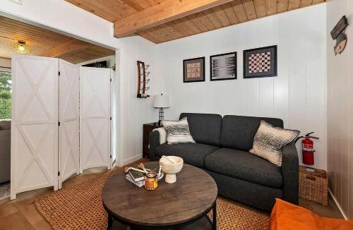 Lake Arrowhead House | Yama Cabin - 5 min walk to the village, EV plug, hot tub, kid & pet friendly