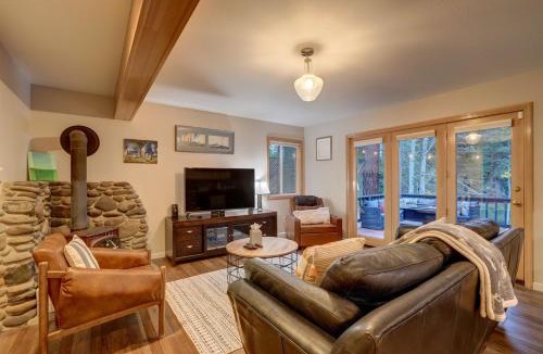North Upper Truckee Ski Chalet | River Rock House-Deck-BBQ-Forest Trails & Views!