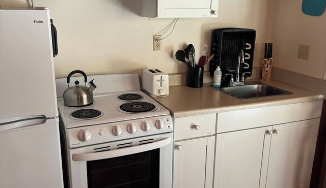 Cozy studio in tranquil Oakhurst with Kitchenette, secluded patio, AC, WiFi
