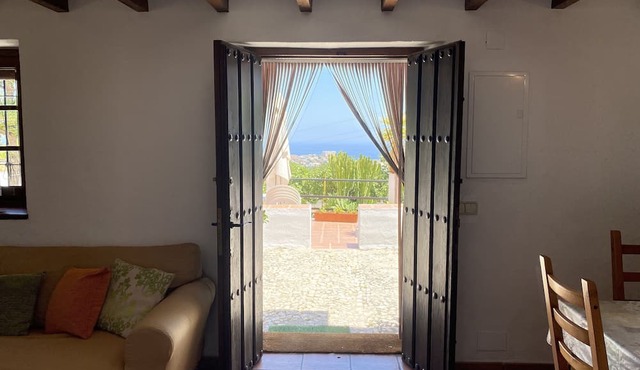 Villa with spectacular views, extensive garden with private pool Wifi