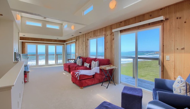 Oceanfront Escape: 4 BR, 3 BA Condominium in San Simeon, Sleeps 10