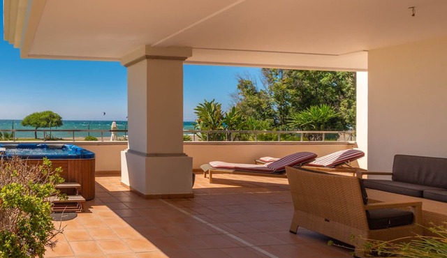 Apt 401 Luxury Serv Aparts-Estepona, 3 Bed, Heated 20m Pool, Jacuzzi - an Oasis