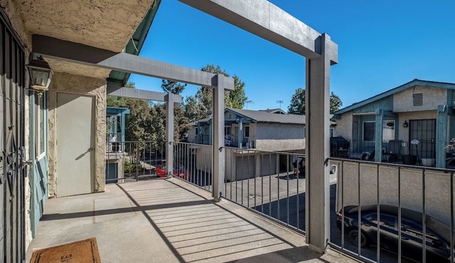 4 min from UCR, open floor-plan, monthly stays available