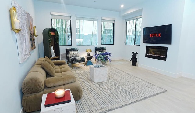 Luxury Retreat Near Beverly Hills — EV Parking + King Bed