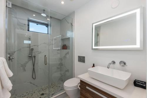 4BR Modern Oasis with Heated Pool Near SoFi Metro
